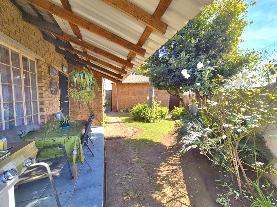 2 Bedroom Property for Sale in Denneoord Gauteng