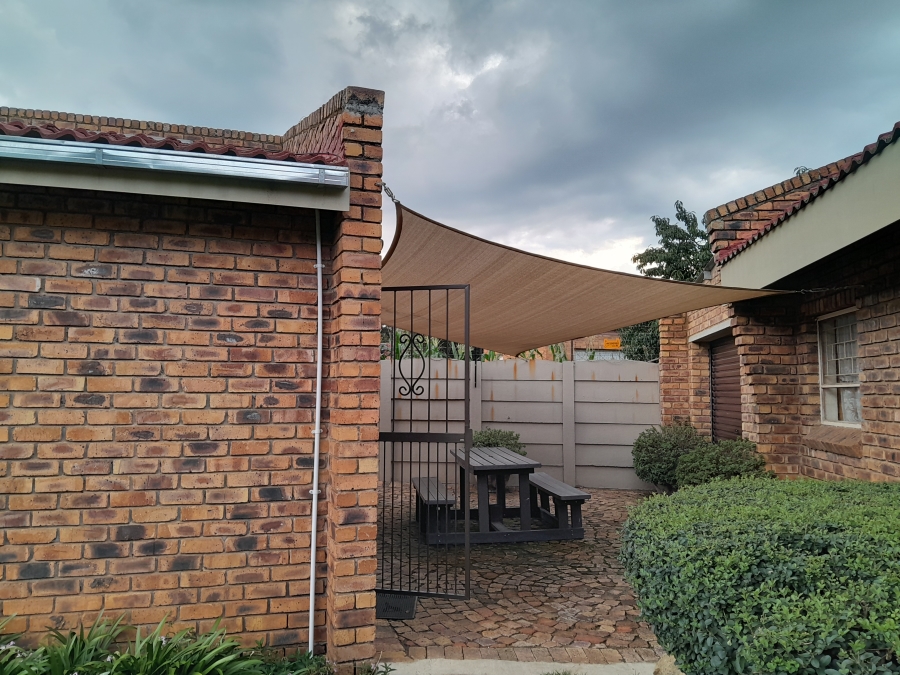 To Let 1 Bedroom Property for Rent in Dunnottar Gauteng