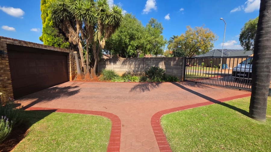 6 Bedroom Property for Sale in Doornpoort Gauteng