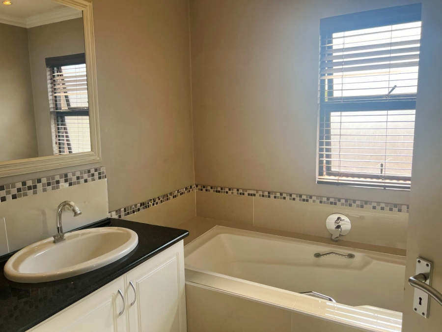 To Let 4 Bedroom Property for Rent in Khyber Rock Gauteng