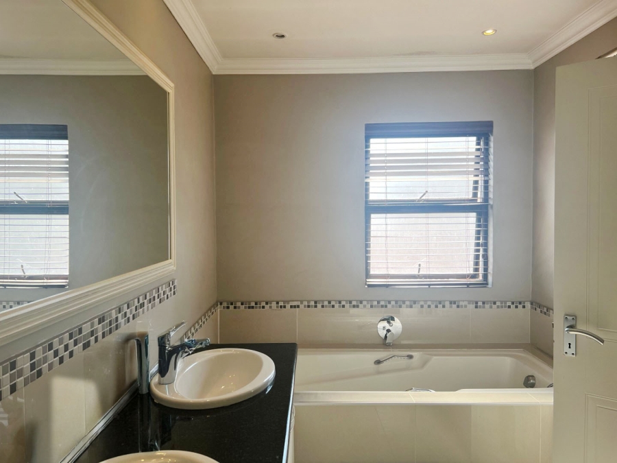 To Let 4 Bedroom Property for Rent in Khyber Rock Gauteng