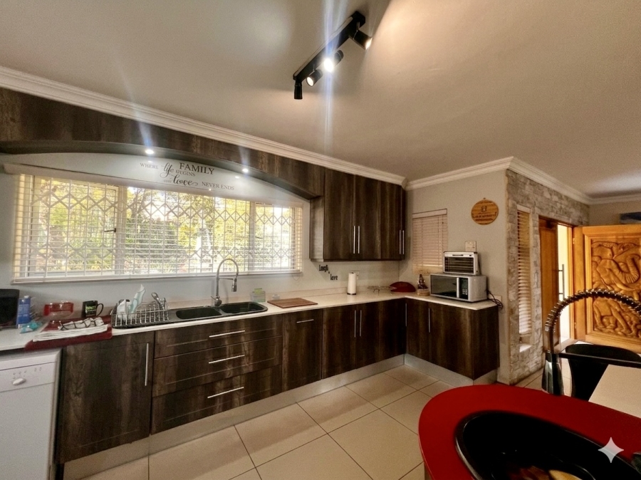4 Bedroom Property for Sale in Rooihuiskraal Gauteng