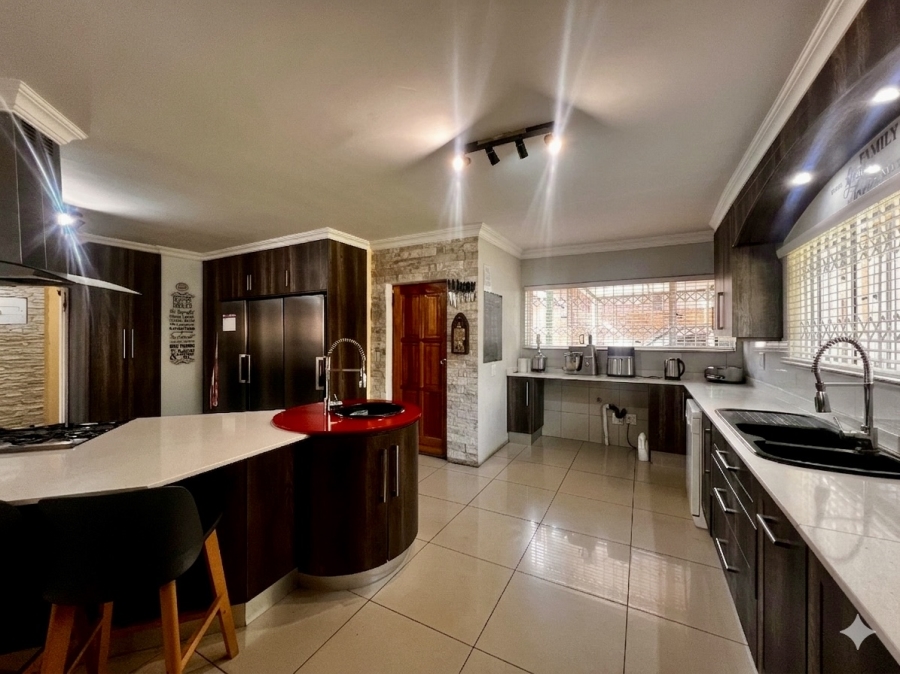 4 Bedroom Property for Sale in Rooihuiskraal Gauteng