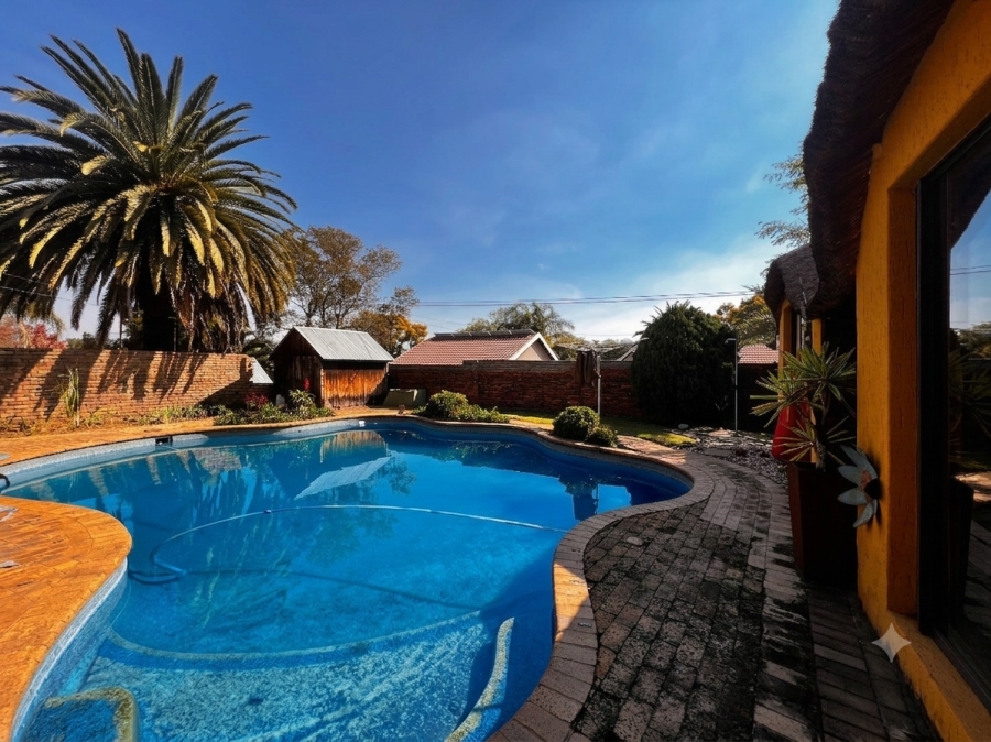 4 Bedroom Property for Sale in Rooihuiskraal Gauteng