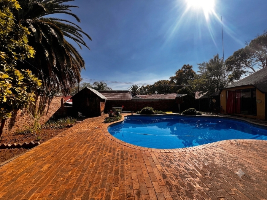 4 Bedroom Property for Sale in Rooihuiskraal Gauteng