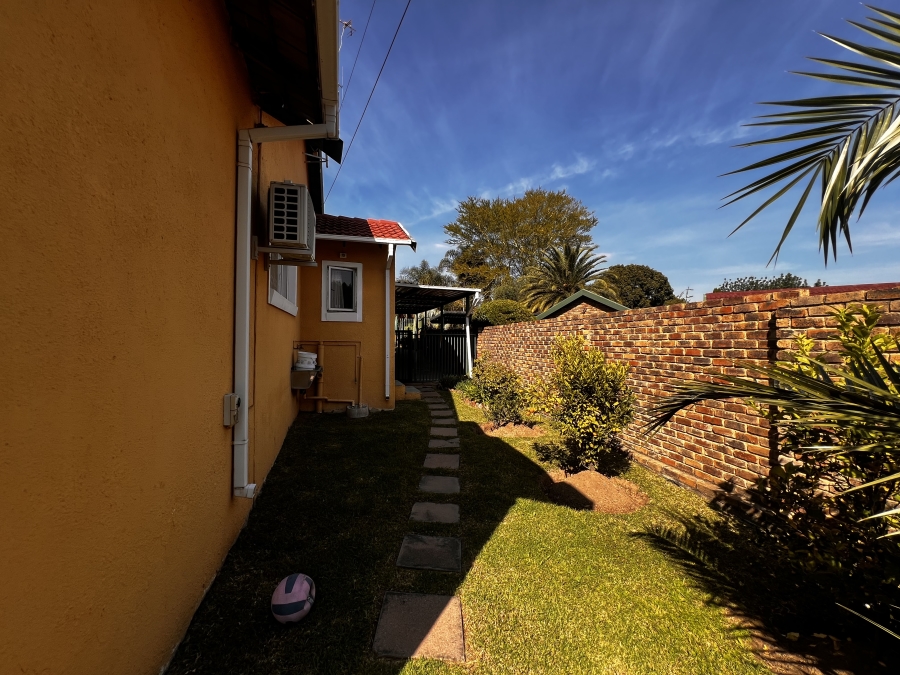 4 Bedroom Property for Sale in Rooihuiskraal Gauteng