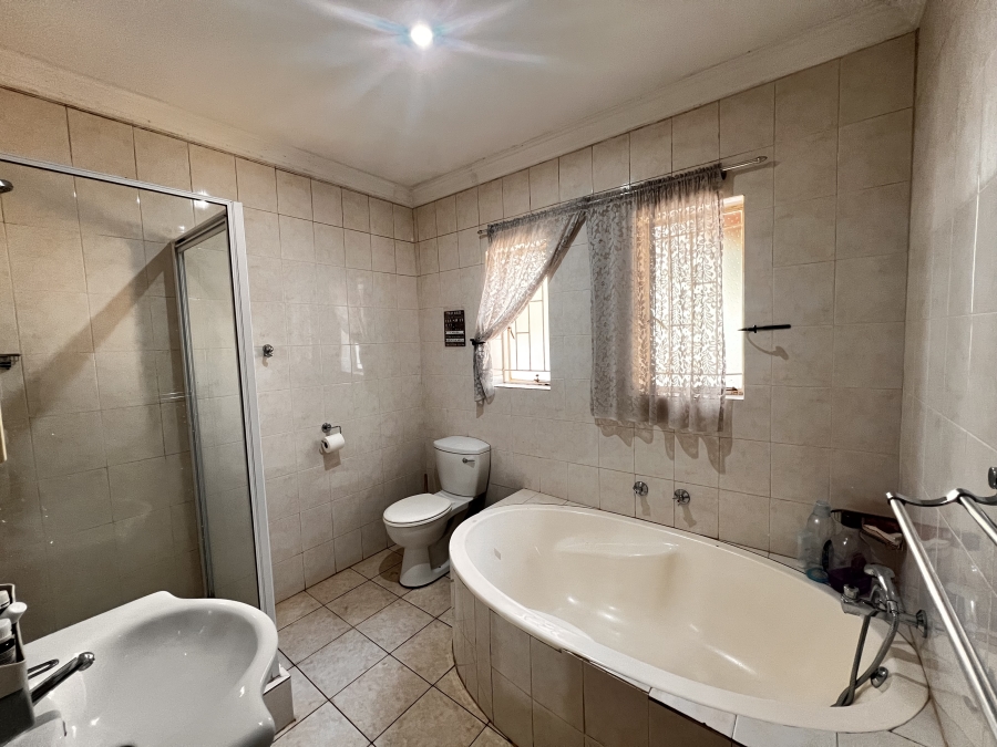 4 Bedroom Property for Sale in Rooihuiskraal Gauteng