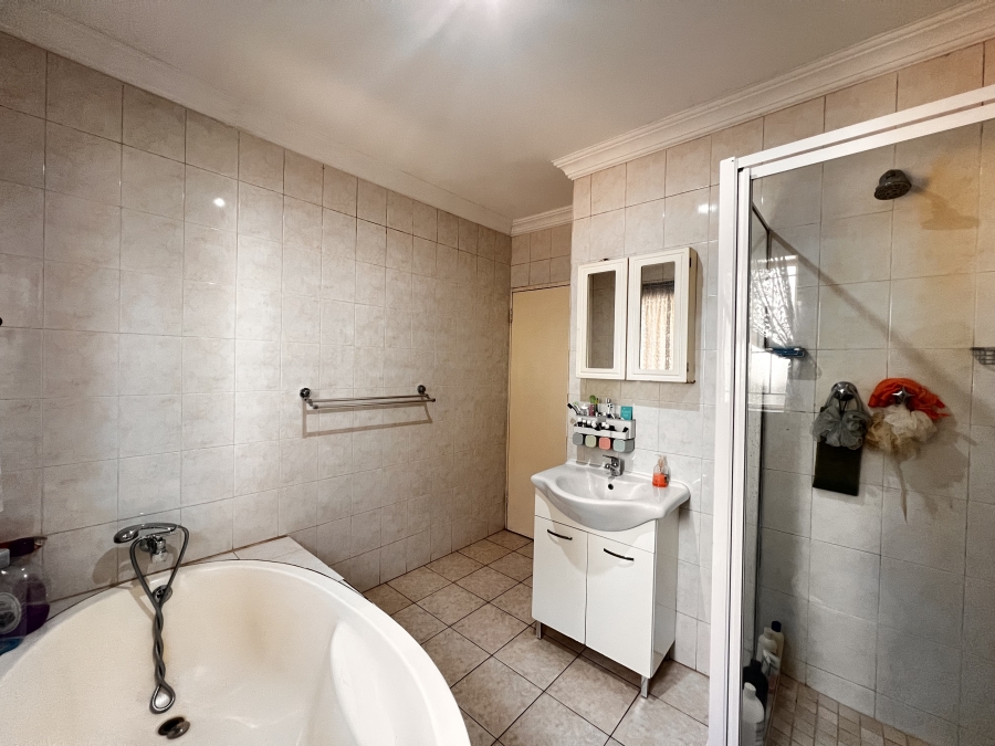 4 Bedroom Property for Sale in Rooihuiskraal Gauteng