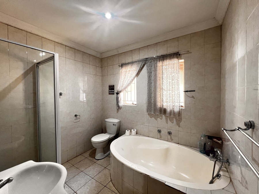 4 Bedroom Property for Sale in Rooihuiskraal Gauteng