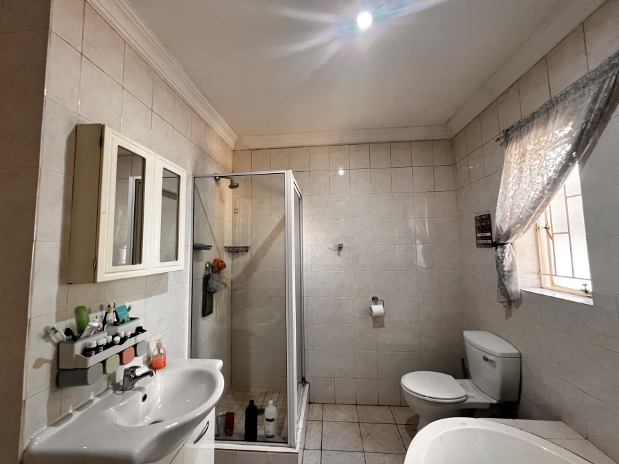 4 Bedroom Property for Sale in Rooihuiskraal Gauteng