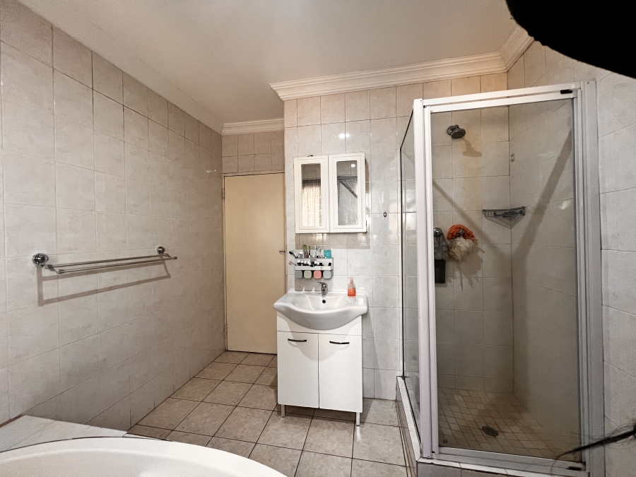 4 Bedroom Property for Sale in Rooihuiskraal Gauteng