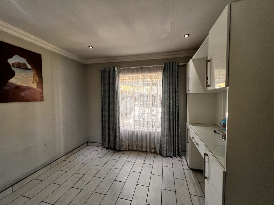 4 Bedroom Property for Sale in Rooihuiskraal Gauteng