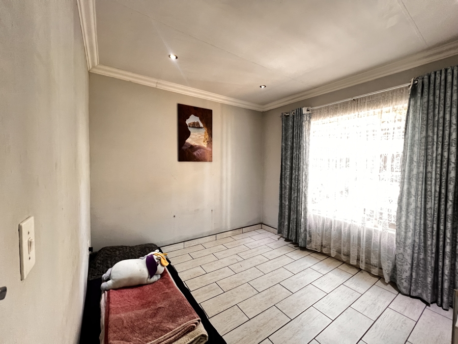 4 Bedroom Property for Sale in Rooihuiskraal Gauteng