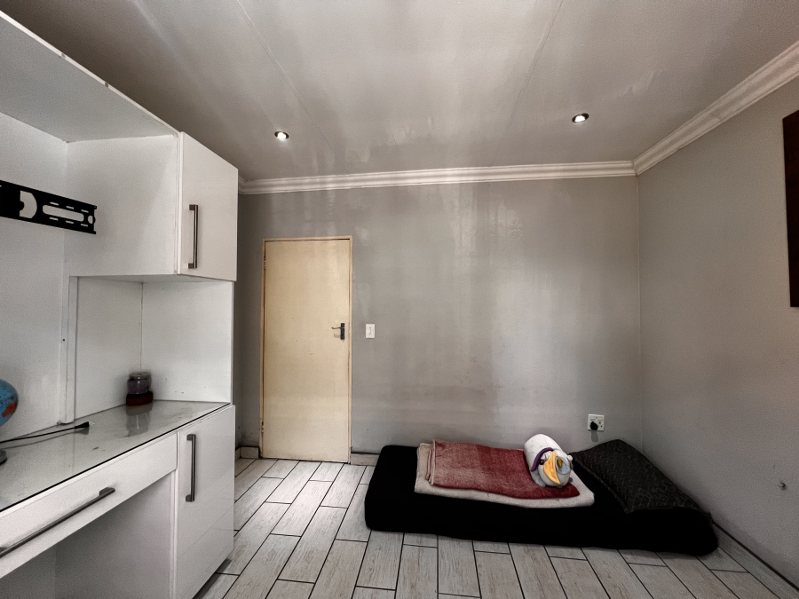 4 Bedroom Property for Sale in Rooihuiskraal Gauteng