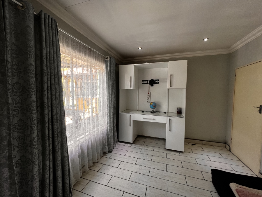 4 Bedroom Property for Sale in Rooihuiskraal Gauteng