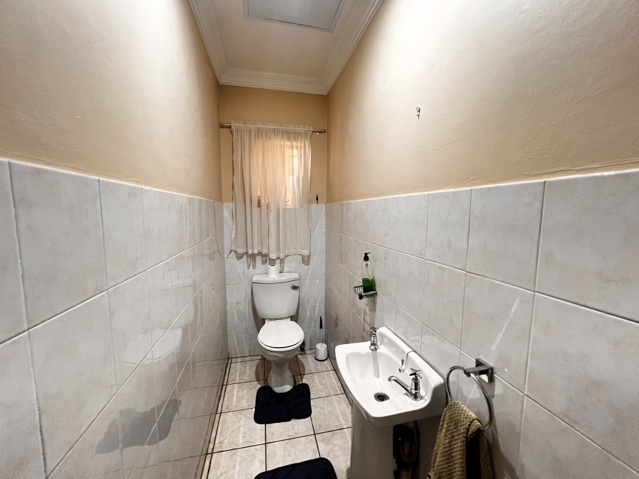 4 Bedroom Property for Sale in Rooihuiskraal Gauteng