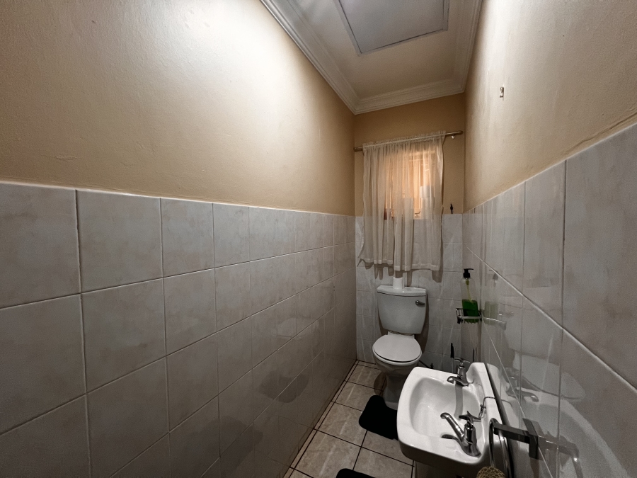 4 Bedroom Property for Sale in Rooihuiskraal Gauteng