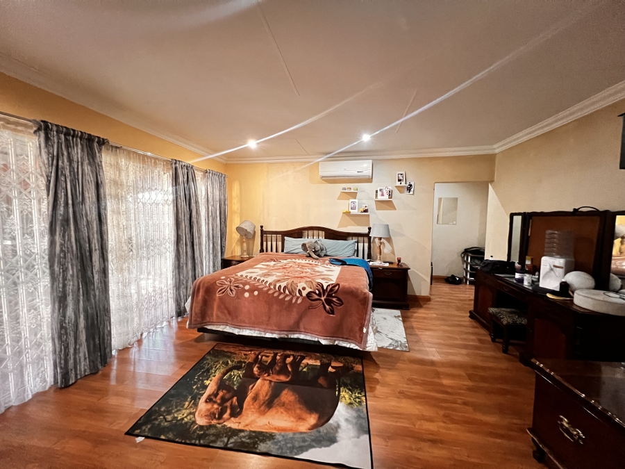 4 Bedroom Property for Sale in Rooihuiskraal Gauteng