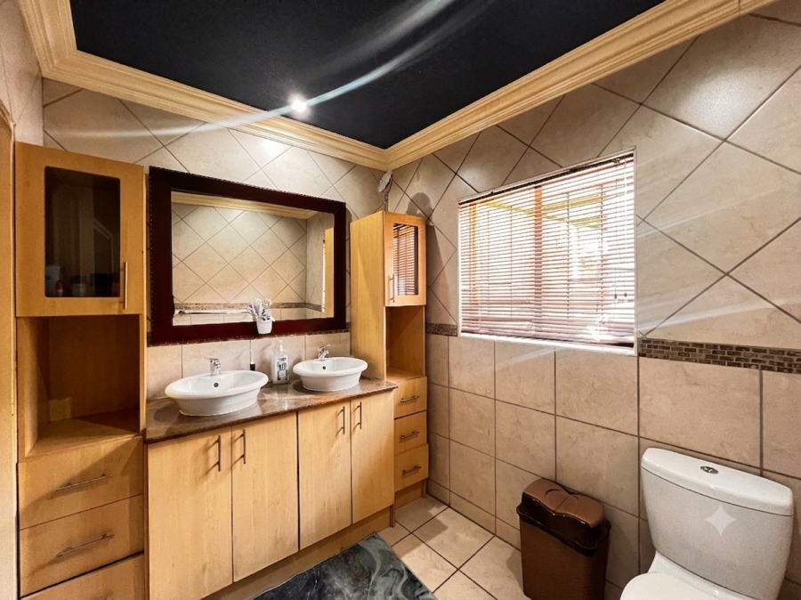 4 Bedroom Property for Sale in Rooihuiskraal Gauteng