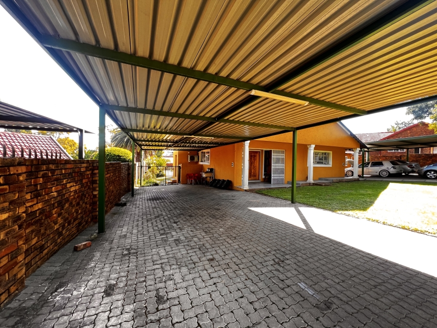 4 Bedroom Property for Sale in Rooihuiskraal Gauteng