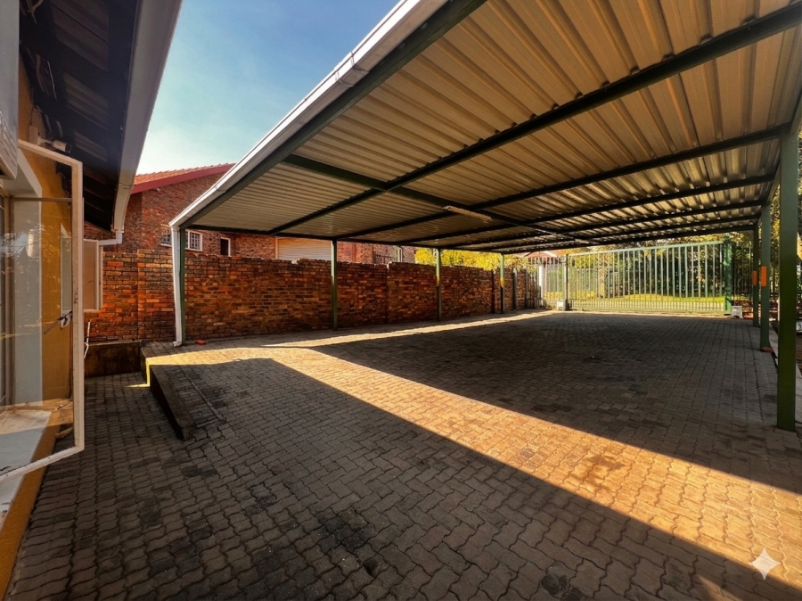 4 Bedroom Property for Sale in Rooihuiskraal Gauteng