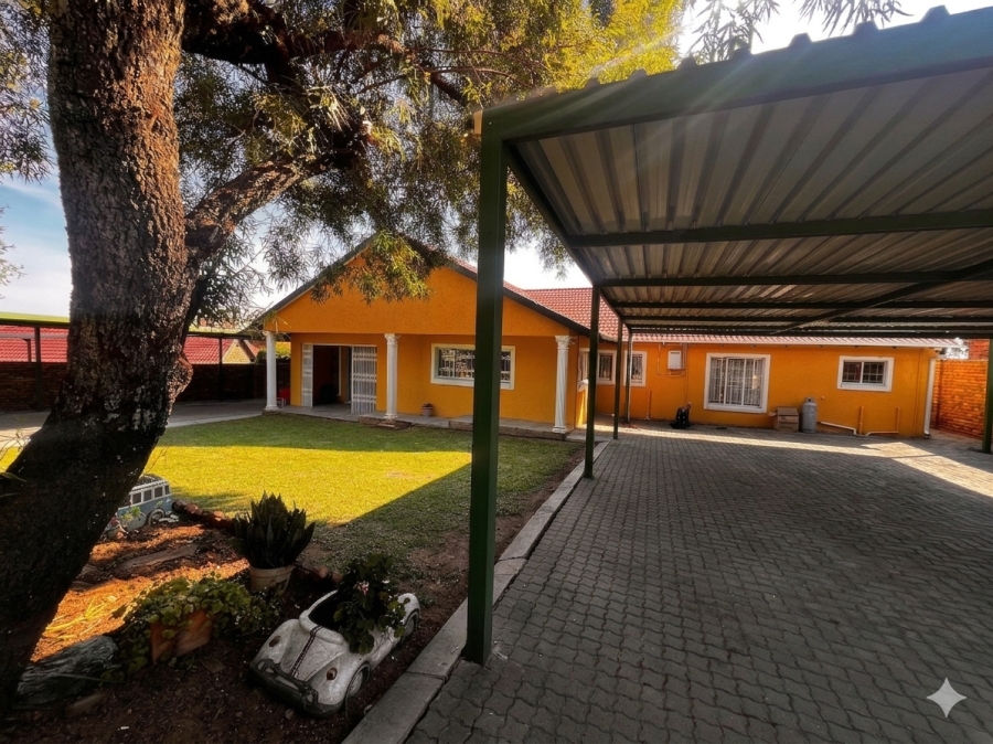 4 Bedroom Property for Sale in Rooihuiskraal Gauteng