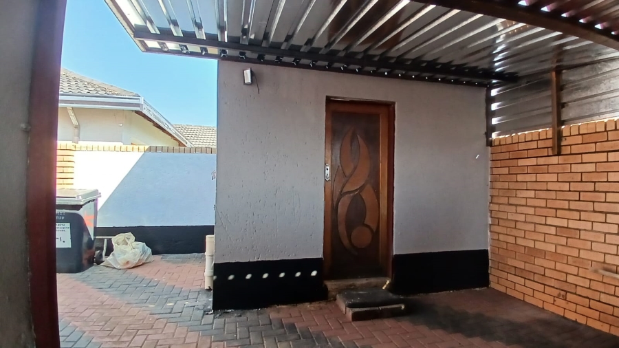 2 Bedroom Property for Sale in Protea Glen Gauteng
