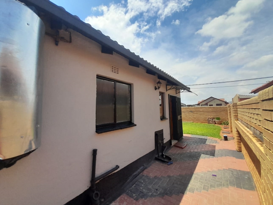 2 Bedroom Property for Sale in Protea Glen Gauteng