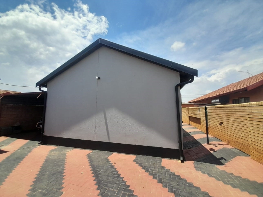 2 Bedroom Property for Sale in Protea Glen Gauteng
