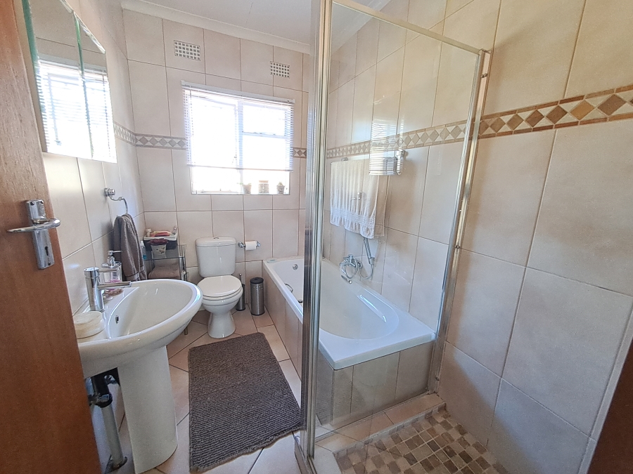 4 Bedroom Property for Sale in Brackenhurst Gauteng