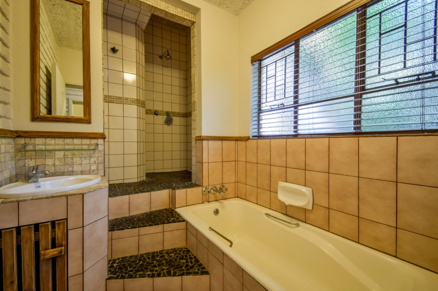 4 Bedroom Property for Sale in Garsfontein Gauteng