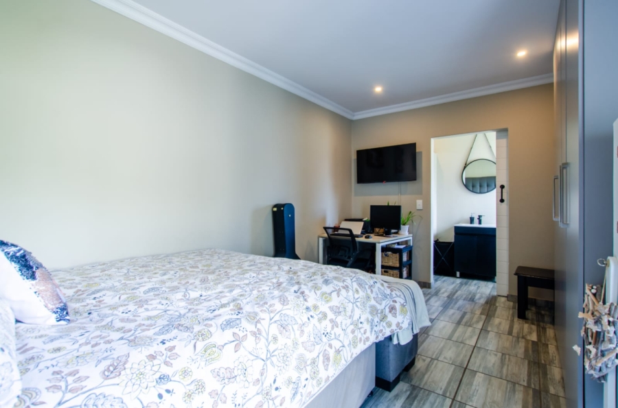 4 Bedroom Property for Sale in Buurendal Gauteng