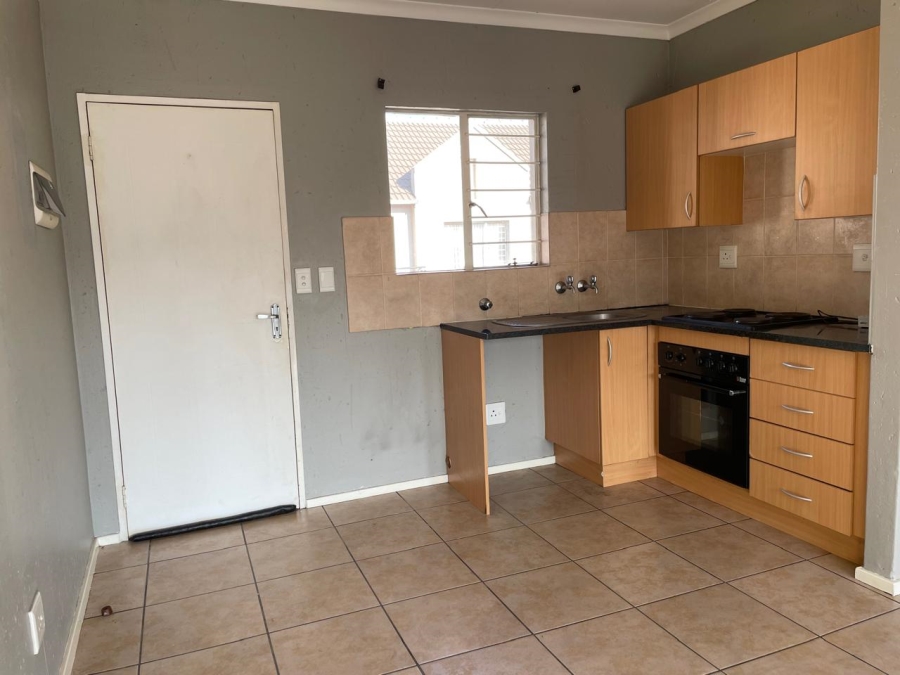 To Let 2 Bedroom Property for Rent in Klippoortje Gauteng