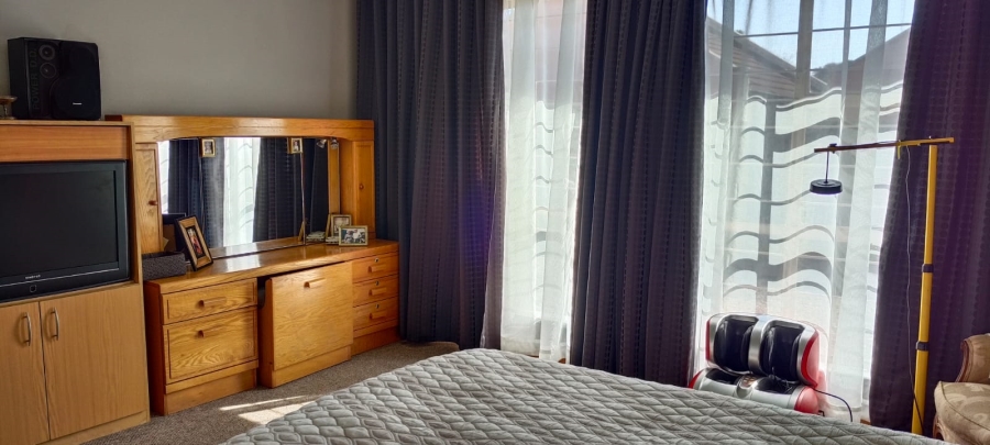 4 Bedroom Property for Sale in Helikonpark Gauteng