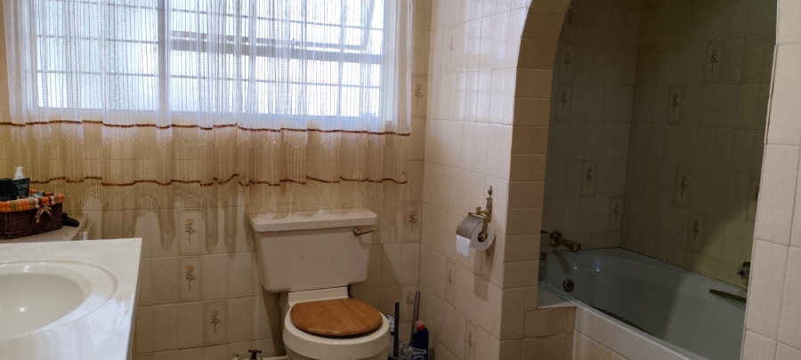 4 Bedroom Property for Sale in Helikonpark Gauteng