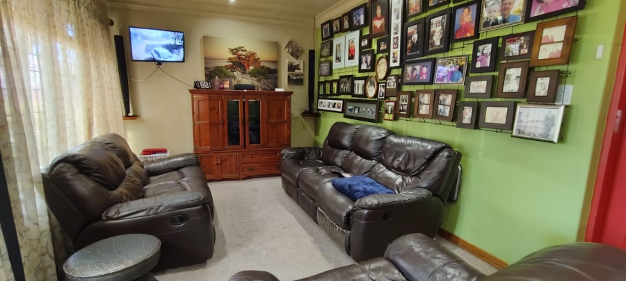 4 Bedroom Property for Sale in Helikonpark Gauteng