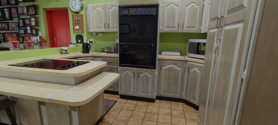 4 Bedroom Property for Sale in Helikonpark Gauteng
