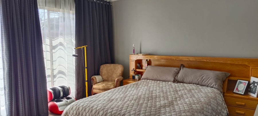 4 Bedroom Property for Sale in Helikonpark Gauteng