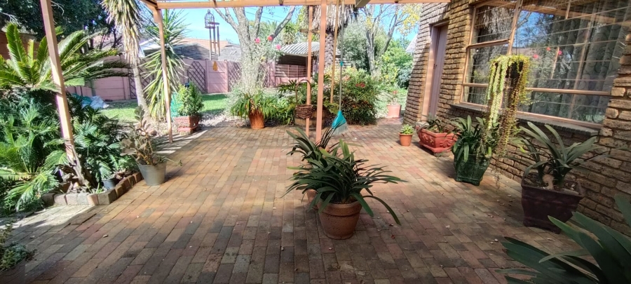 4 Bedroom Property for Sale in Helikonpark Gauteng