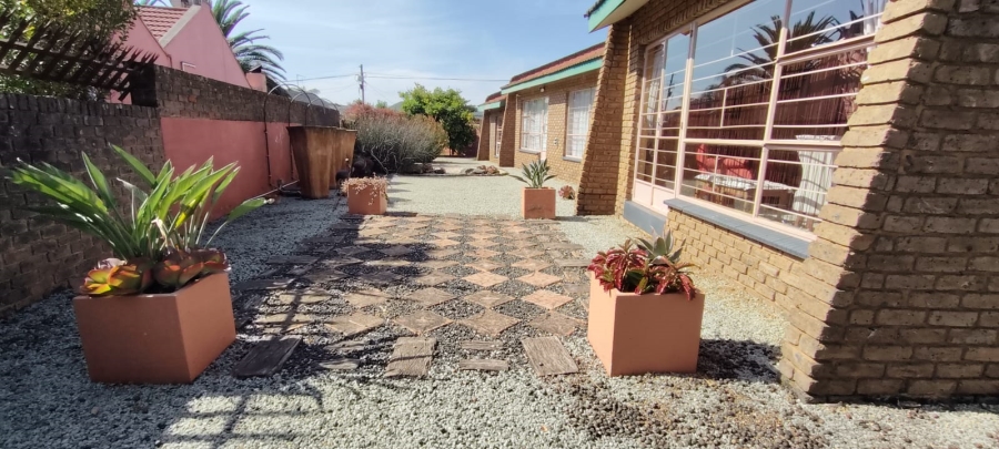 4 Bedroom Property for Sale in Helikonpark Gauteng