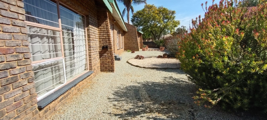 4 Bedroom Property for Sale in Helikonpark Gauteng