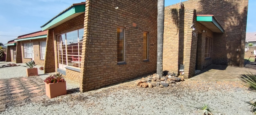 4 Bedroom Property for Sale in Helikonpark Gauteng