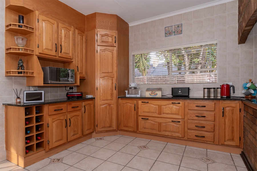 4 Bedroom Property for Sale in Glen Marais Gauteng