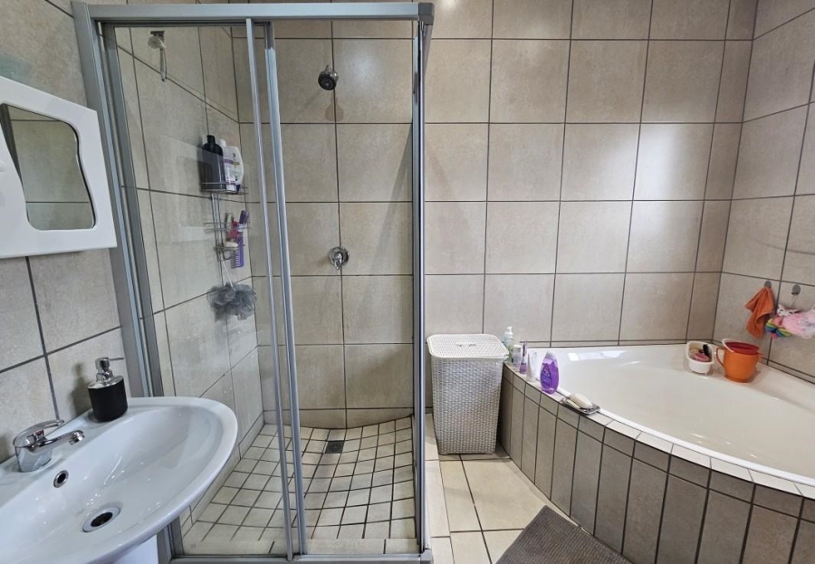 To Let 4 Bedroom Property for Rent in Stone Ridge Gauteng