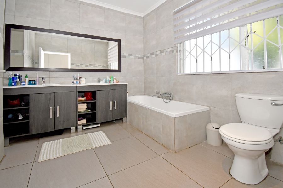 5 Bedroom Property for Sale in Blairgowrie Gauteng
