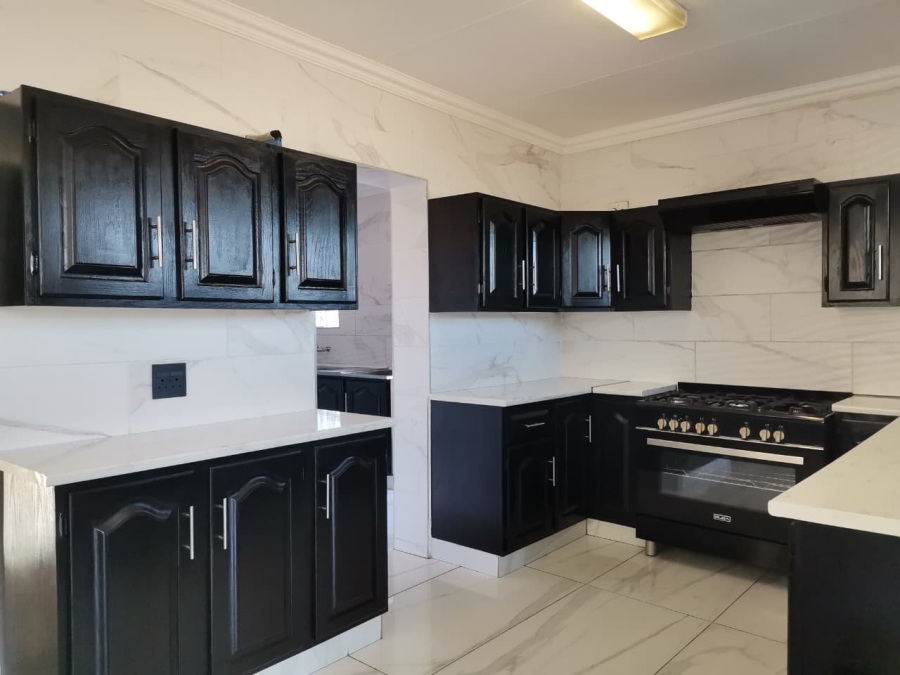 4 Bedroom Property for Sale in Bassonia Gauteng