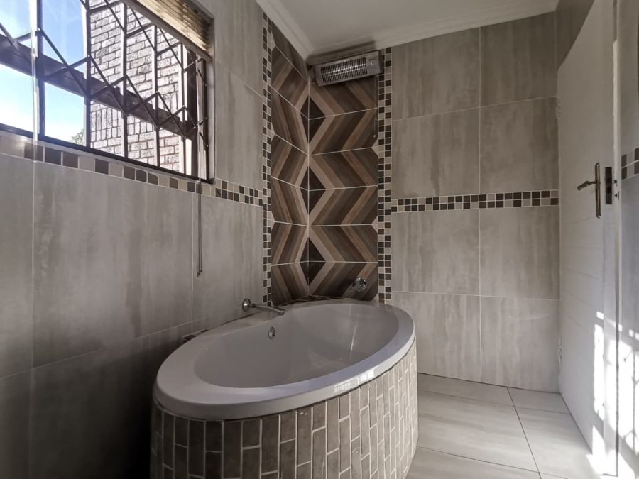 4 Bedroom Property for Sale in Bassonia Gauteng