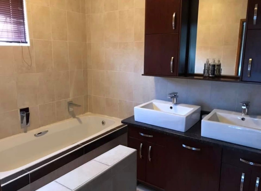 6 Bedroom Property for Sale in Three Rivers Proper Gauteng