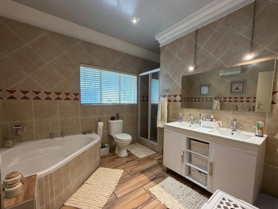4 Bedroom Property for Sale in Three Rivers Proper Gauteng