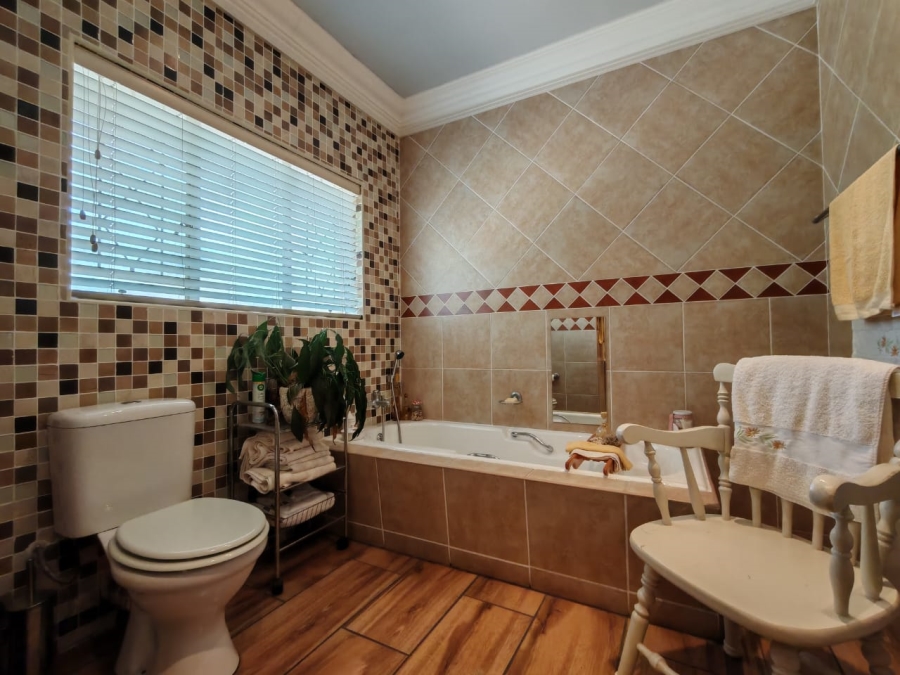 4 Bedroom Property for Sale in Three Rivers Proper Gauteng